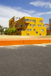 Germany, Bavaria, Munich, Yellow painted residential building in Theresienpark - MAMF01047