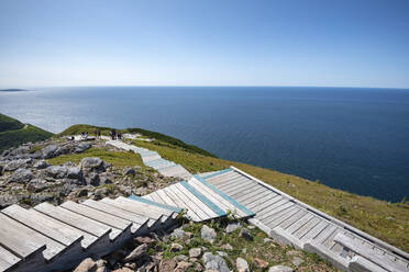 Kanada, Nova Scotia, Stufen des Skyline Trail am Ufer des Cape Breton Highlands National Park - ELF02113