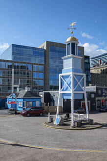 Kanada, Nova Scotia, Halifax, Dockyard Clock vor modernem Gebäude - ELF02118