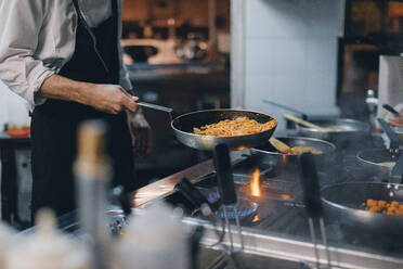 Chefkoch kocht Nudeln in der Küche eines italienischen Restaurants - OCAF00440