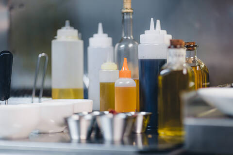 Detail von Gewürzölflaschen in der Restaurantküche, lizenzfreies Stockfoto