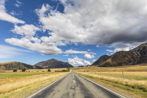 Neuseeland, Bealey, Wolken über leerem State Highway 73 mit Bergen im Hintergrund - FOF11537