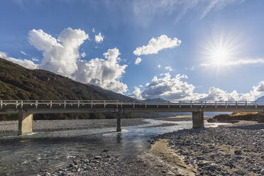 Neuseeland, Die Sonne scheint über der Bealey Bridge - FOF11539