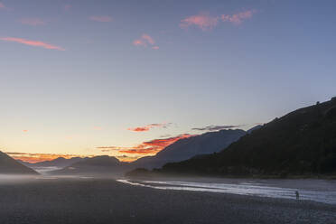 Neuseeland, Waimakariri River in der nebligen Morgendämmerung - FOF11542