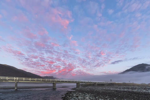 Neuseeland, Wolken über der Bealey Bridge bei nebligem Morgengrauen, lizenzfreies Stockfoto