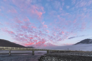 Neuseeland, Wolken über der Bealey Bridge bei nebligem Morgengrauen - FOF11559