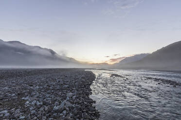 Neuseeland, Grey District, Inchbonnie, Waimakariri River am nebligen Morgen - FOF11560