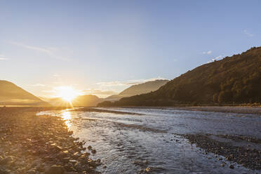 Neuseeland, Grey District, Inchbonnie, Sonnenaufgang über dem Waimakariri-Fluss im Arthurs Pass National Park - FOF11561