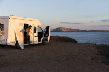 Mann steigt aus einem Wohnmobil aus, Es Mercadal, Menorca, Spanien - JPTF00454