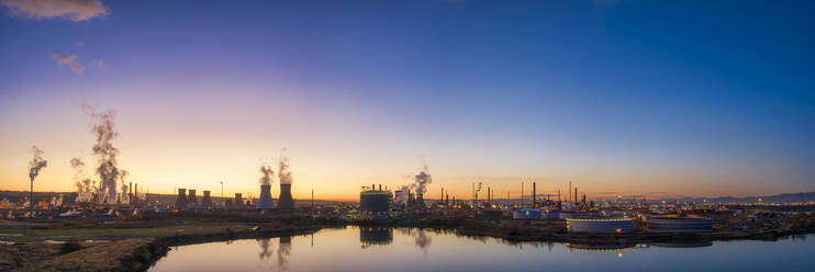 Großbritannien, Schottland, Grangemouth, Panorama der Raffinerie Grangemouth bei Sonnenuntergang - SMAF01733