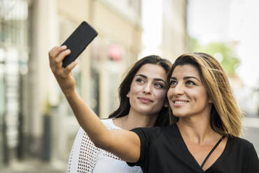 Freunde machen Selfie - JOHF05778