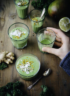 Hand hält Glas mit grünem Smoothie - JOHF05794