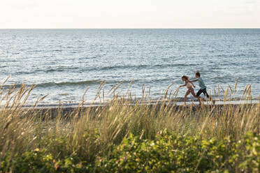 Couple on beach - JOHF05866