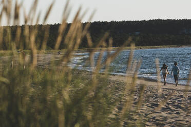 Couple on beach - JOHF05870