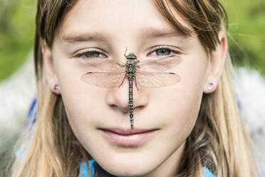 Libelle auf dem Gesicht eines Mädchens - JOHF05872