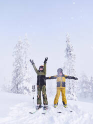 Kids skiing - JOHF05910