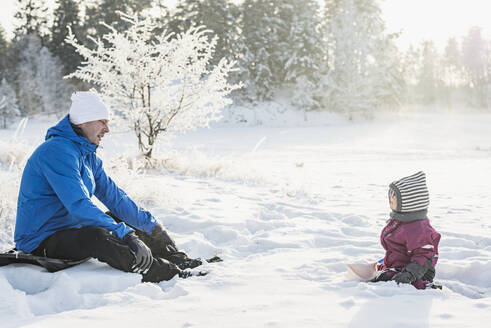 Vater mit Tochter im Winter - JOHF05922
