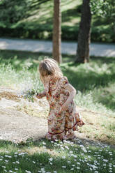 Girl picking flowers - JOHF05934