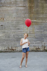 Girl with red balloon - JOHF06007