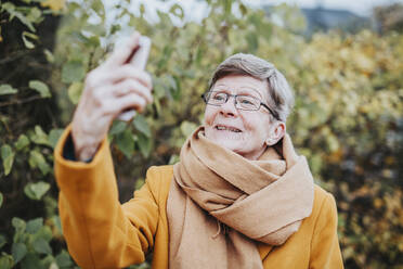 Senior woman taking selfie - JOHF06076