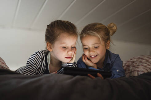 Mädchen benutzen digitales Tablet - JOHF06103