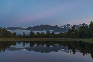 Neuseeland, Westland District, Fox Glacier, Bergkette spiegelt sich im Lake Matheson in der Morgendämmerung - FOF11568