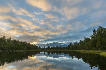 Neuseeland, Westland District, Fox Glacier, Wolken spiegeln sich im Lake Matheson bei Sonnenaufgang - FOF11569