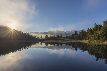 Neuseeland, Westland District, Fox Glacier, Sonnenaufgang über dem glänzenden Lake Matheson - FOF11571