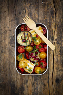 Lunchbox mit Tomatensalat mit gegrilltem Gemüse und Halloumi-Käse, Granatapfelkernen, Sumach, schwarzem Sesam und Petersilie - LVF08551