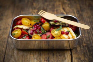 Lunch box with tomato salad with grilled vegetables and halloumi cheese, pomegranate seeds, sumac, black sesame and parsley - LVF08553