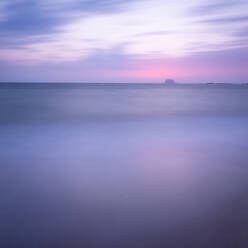 UK, Schottland, North Berwick, Firth of Forth bei ruhiger violetter Morgendämmerung mit Bass Rock im fernen Hintergrund - SMAF01739