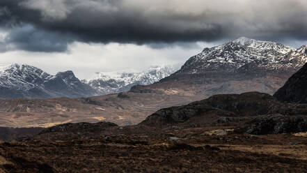 UK, Schottland, Poolewe, Gewitterwolken über der bergigen Landschaft von Wester Ross - SMAF01743