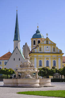 Deutschland, Bayern, Altotting, Ornamentierter Brunnen vor der Gnadenkapelle - SIEF09430
