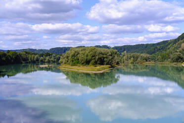 Deutschland, Bayern, Marktl am Inn, Wolken spiegeln sich auf glänzender Oberfläche des Inns - SIEF09432