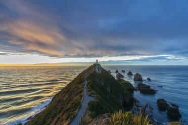 Neuseeland, Ozeanien, Südinsel, Südland, Otago, Southern Scenic Road, Cape Nugget Point, Nugget Point Leuchtturm bei Sonnenaufgang - FOF11578