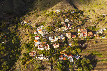 Spain, Canary Islands, La Gomera, Valle Gran Rey, Lomo del Balo, Aerial view of town in mountain landscape - SIEF09438