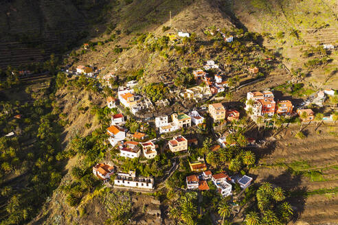 Spanien, Kanarische Inseln, La Gomera, Valle Gran Rey, Lomo del Balo, Luftbild der Stadt in Berglandschaft - SIEF09438