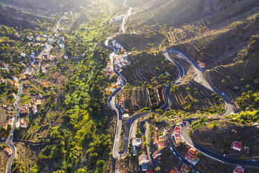 Spain, Canary Islands, La Gomera, Valle Gran Rey, El Retamal, Aerial view of towns and roads in mountain landscape - SIEF09441