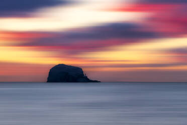 Großbritannien, Schottland, Firth of Forth bei stimmungsvollem Sonnenaufgang mit Silhouette des Bass Rock im Hintergrund - SMAF01745