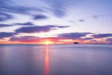 Großbritannien, Schottland, Firth of Forth bei stimmungsvollem Sonnenaufgang mit Silhouette des Bass Rock im Hintergrund - SMAF01746