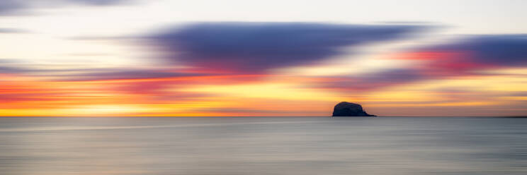 Großbritannien, Schottland, Firth of Forth bei stimmungsvollem Sonnenaufgang mit Silhouette des Bass Rock im Hintergrund - SMAF01747