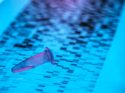 Nahaufnahme einer DNA-Probe, die auf einer Tabelle mit DNA-Sequenzierungsergebnissen liegt - ABRF00661