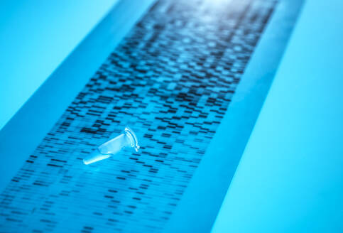 Nahaufnahme einer DNA-Probe, die auf einer Tabelle mit DNA-Sequenzierungsergebnissen liegt - ABRF00662