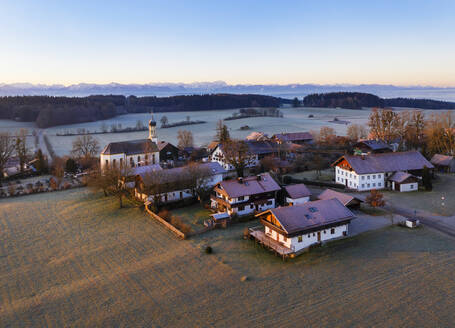 Deutschland, Bayern, Eurasburg, Luftaufnahme eines ländlichen Dorfes in der Winterdämmerung - SIEF09445