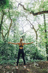 Fit weibliche persönliche Trainer Übung, Stretching Arme im Wald - FSIF04572