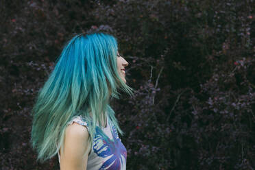 Profil sorglose junge Frau mit blauem Haar - FSIF04578