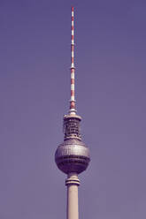 Fernsehturm vor sonnigem, blauem Himmel, Berlin, Deutschland - FSIF04607