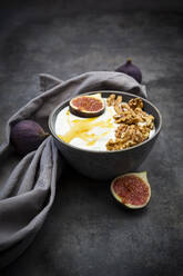 Schale mit griechischem Joghurt mit Honig, Walnüssen und Feigenscheiben - LVF08560