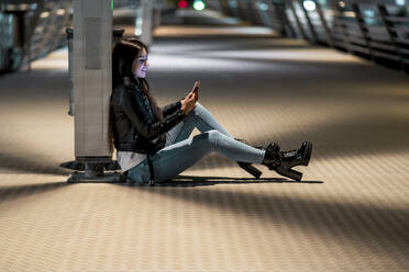 Teenager-Mädchen benutzt nachts ihr Smartphone - DLTSF00428