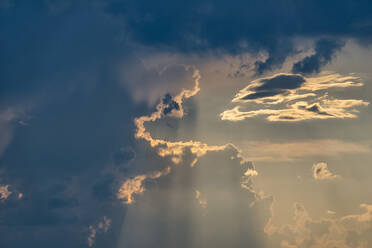 Deutschland, Baden-Württemberg, Friedrichshafen, Bewölkter Himmel in der Abenddämmerung - SHF02219